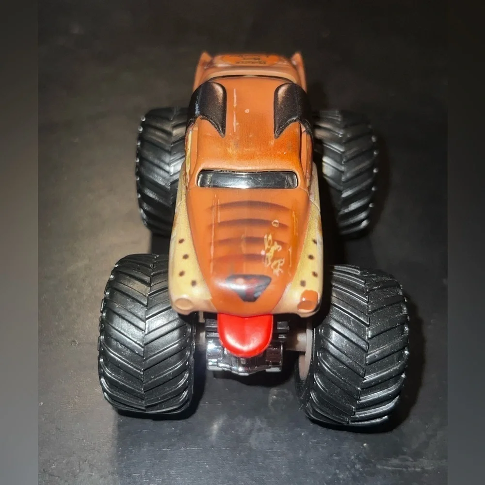 Monster Mutt Hot Wheels Monster Jam Monster Truck 1:64 Scale